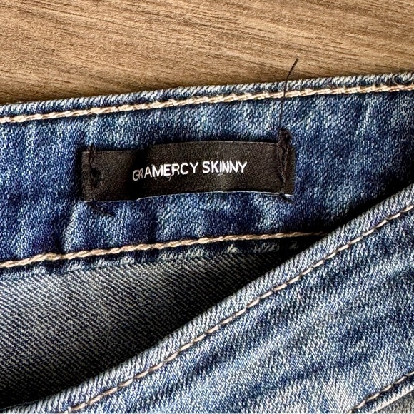 Nine West Gramercy Skinny Light Wash Mid Rise Floral Embroidery - Size 6 - Picture 6 of 9